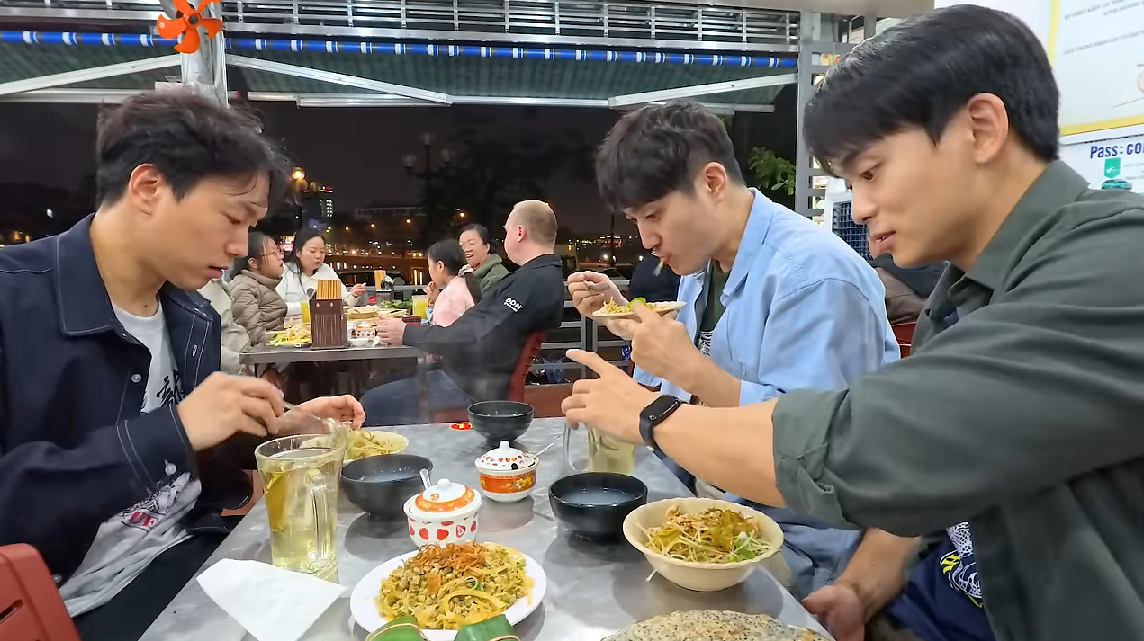Đặc sản Huế chỉ 10.000 đồng/suất, khách Hàn khen ngon, ăn 'không bỏ sót hạt nào'