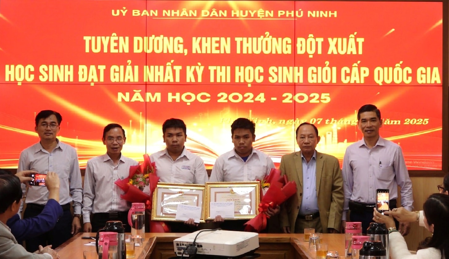 Phú Ninh khen thưởng hai anh em đạt giải Nhất kỳ thi học sinh giỏi quốc gia