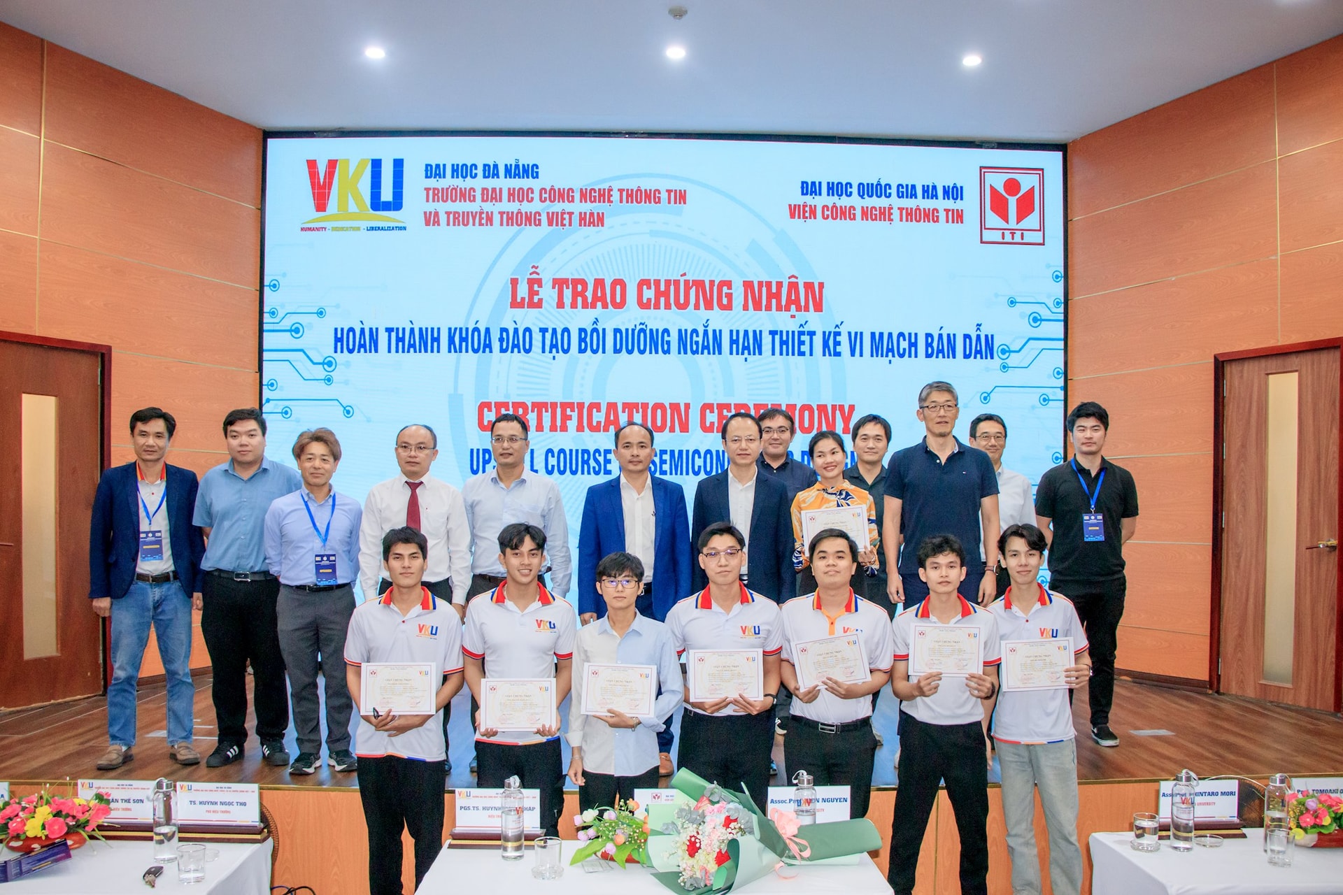 Trao chứng nhận cho 15 học viên hoàn thành khóa đào tạo vi mạch bán dẫn