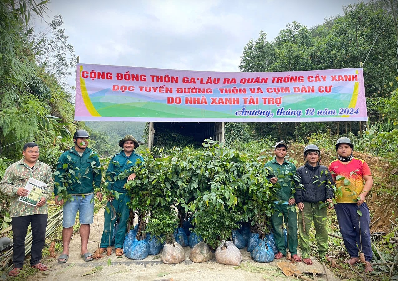 Giúp dân trồng cây xanh, bảo vệ môi trường